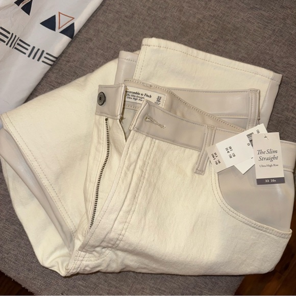 NWT | Abercrombie | Mixed Fabric Ultra High Rise 90s Slim Straight Jean | 33 - Picture 10 of 10